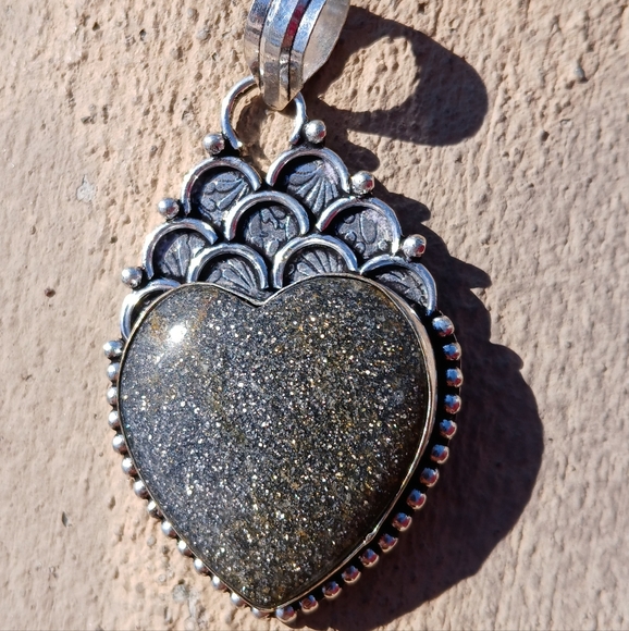 New Heart Shaped Black Sunstone 925 Silver Pendant. - Picture 9 of 16